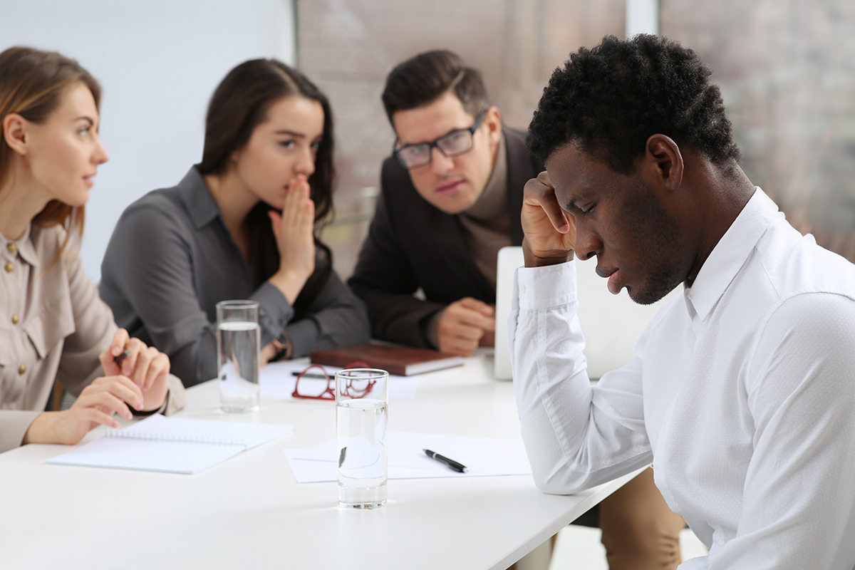 Comprensión de los tipos e impactos de la discriminación en el lugar de trabajo